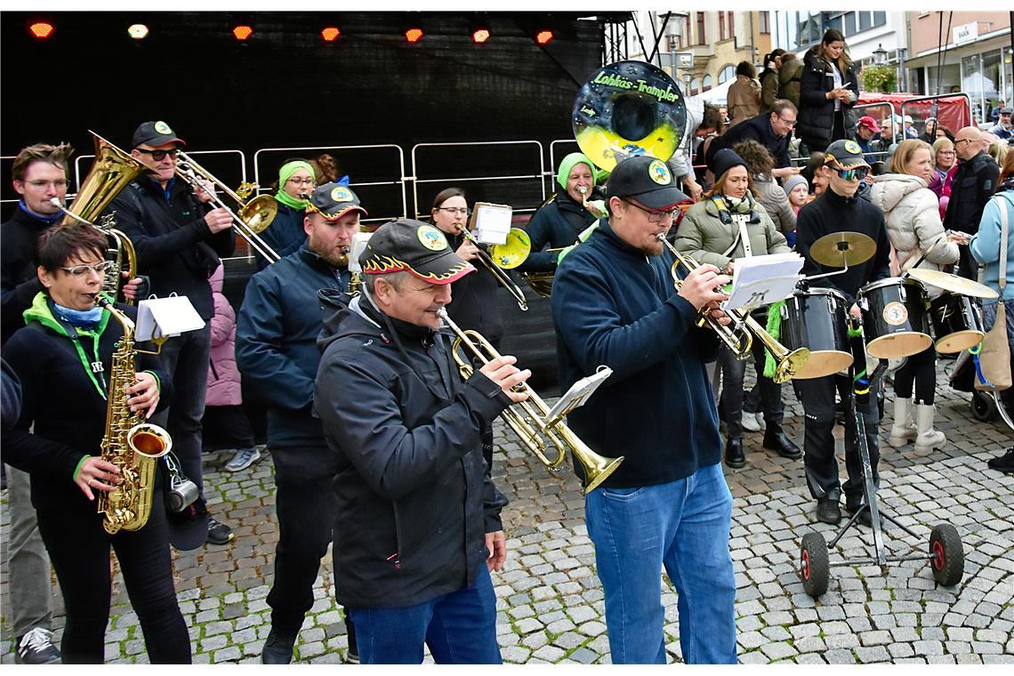 Die Lokäs-Trampler spielen auf.  Backnanger Gänsemarkt 2025. SK