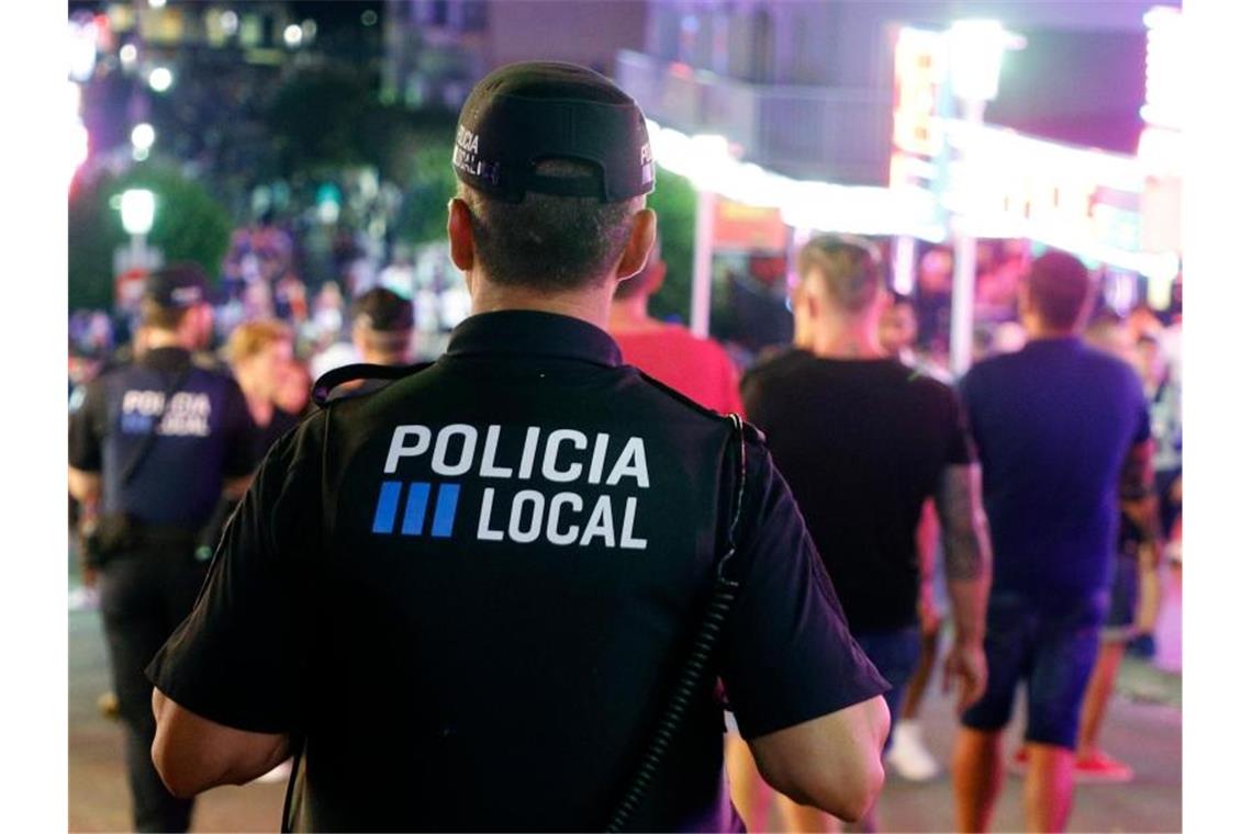 Die lokale Polizei von Calvia patrouilliert in der Nacht auf den Straßen von Magaluf. Foto: Clara Margais