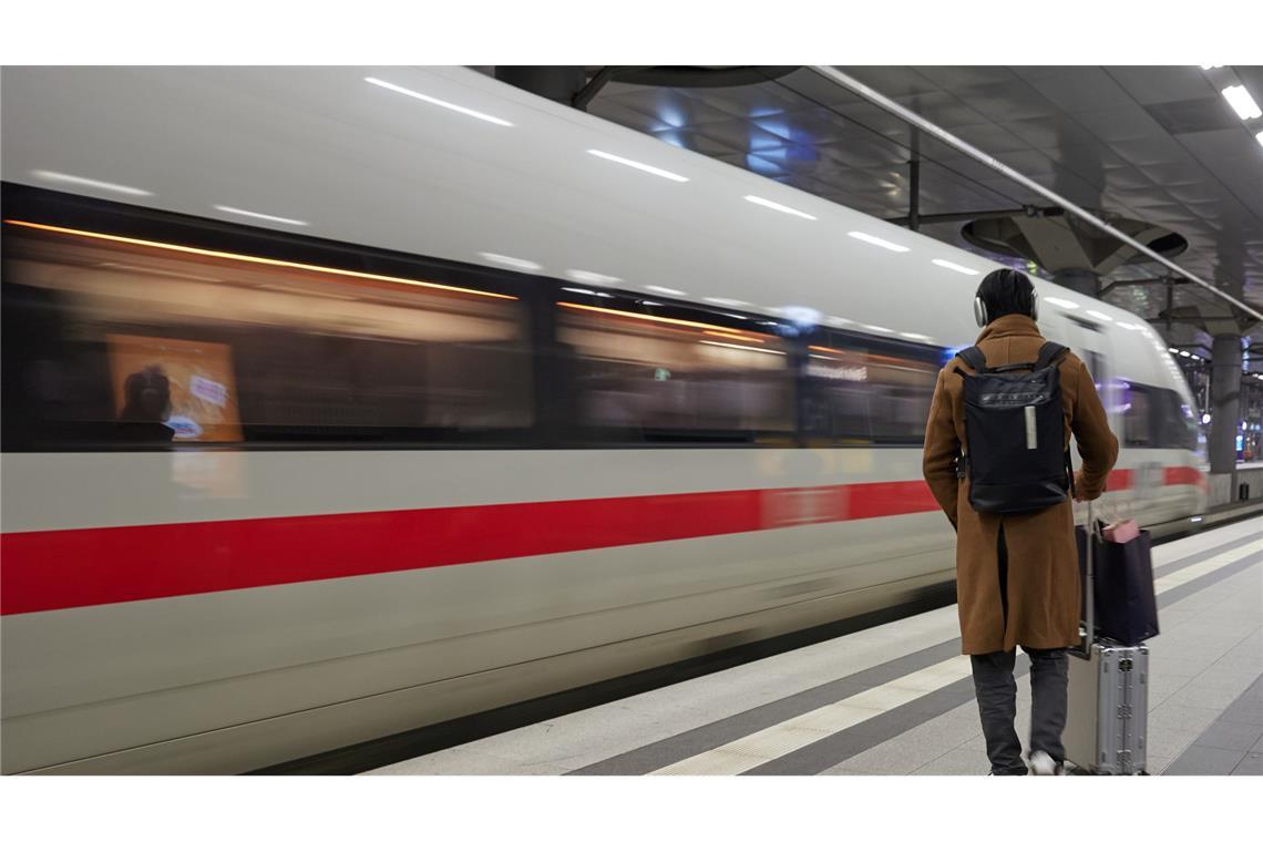 Die Lokführergewerkschaft GDL hat ihren mehrtägigen Streik im Personenverkehr der Deutschen Bahn vorzeitig beendet.