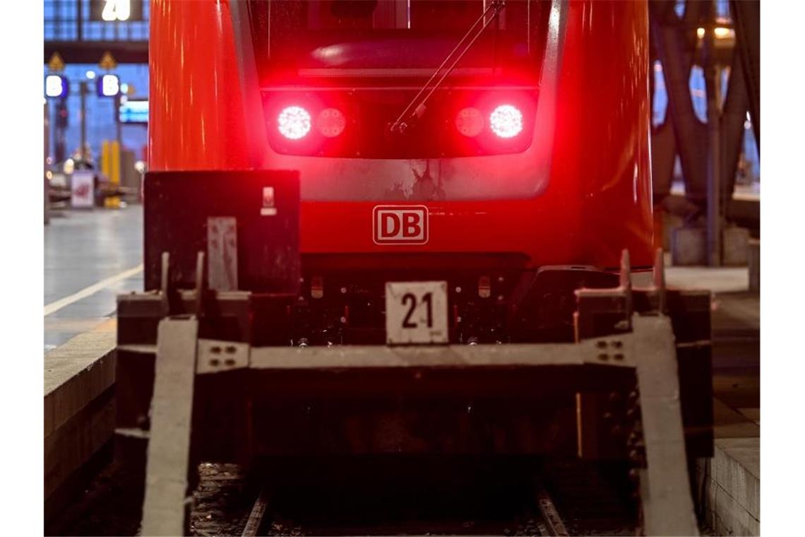 Bahn-Angebot - Bleibt es beim Fünf-Tage-Streik? Die Lokführergewerkschaft GDL startet die dritte Streikwelle - doch die Bahn legt ein neues Angebit auf den Tisch. Foto: Hendrik Schmidt/dpa-Zentralbild/dpa
