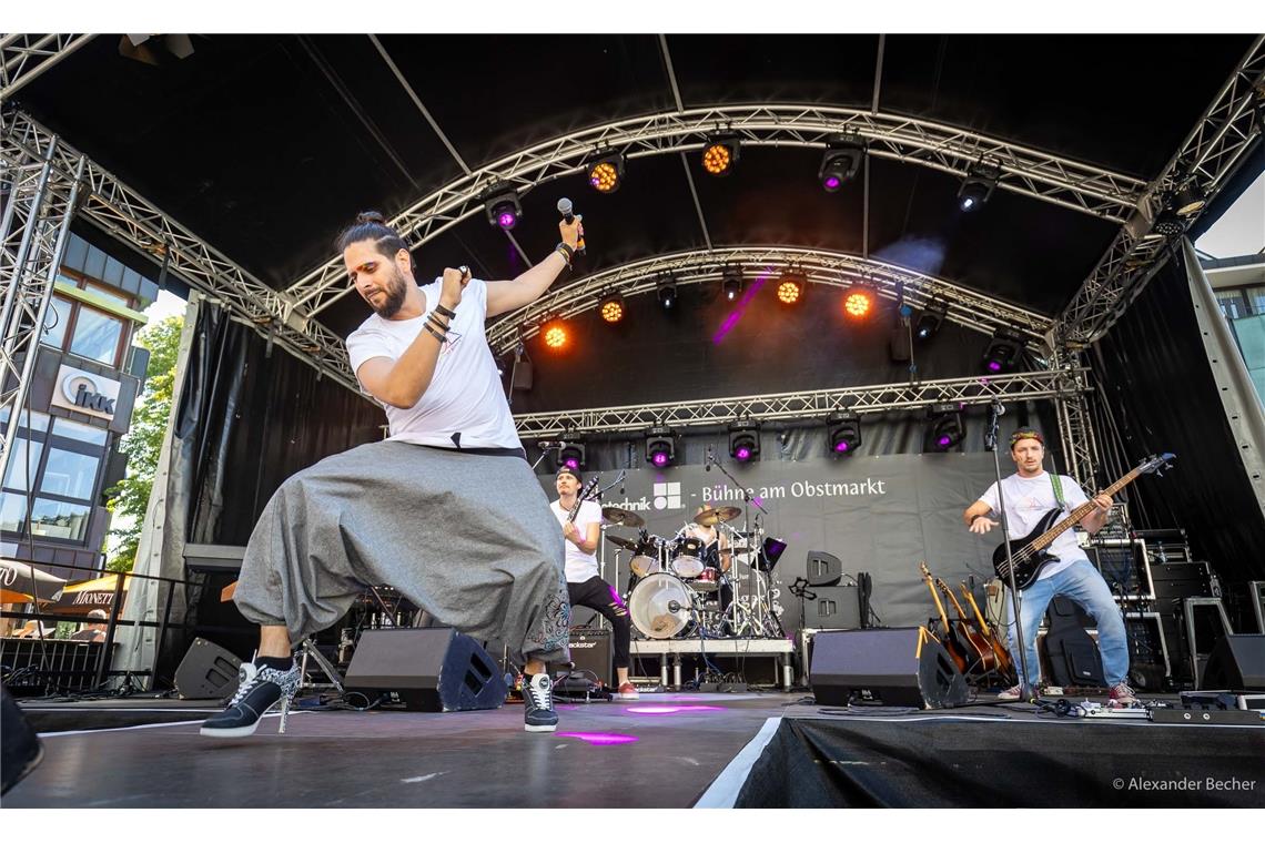 Die Long Shirt Dudes rocken mit hochhackigen Schuhen die Bühne. 