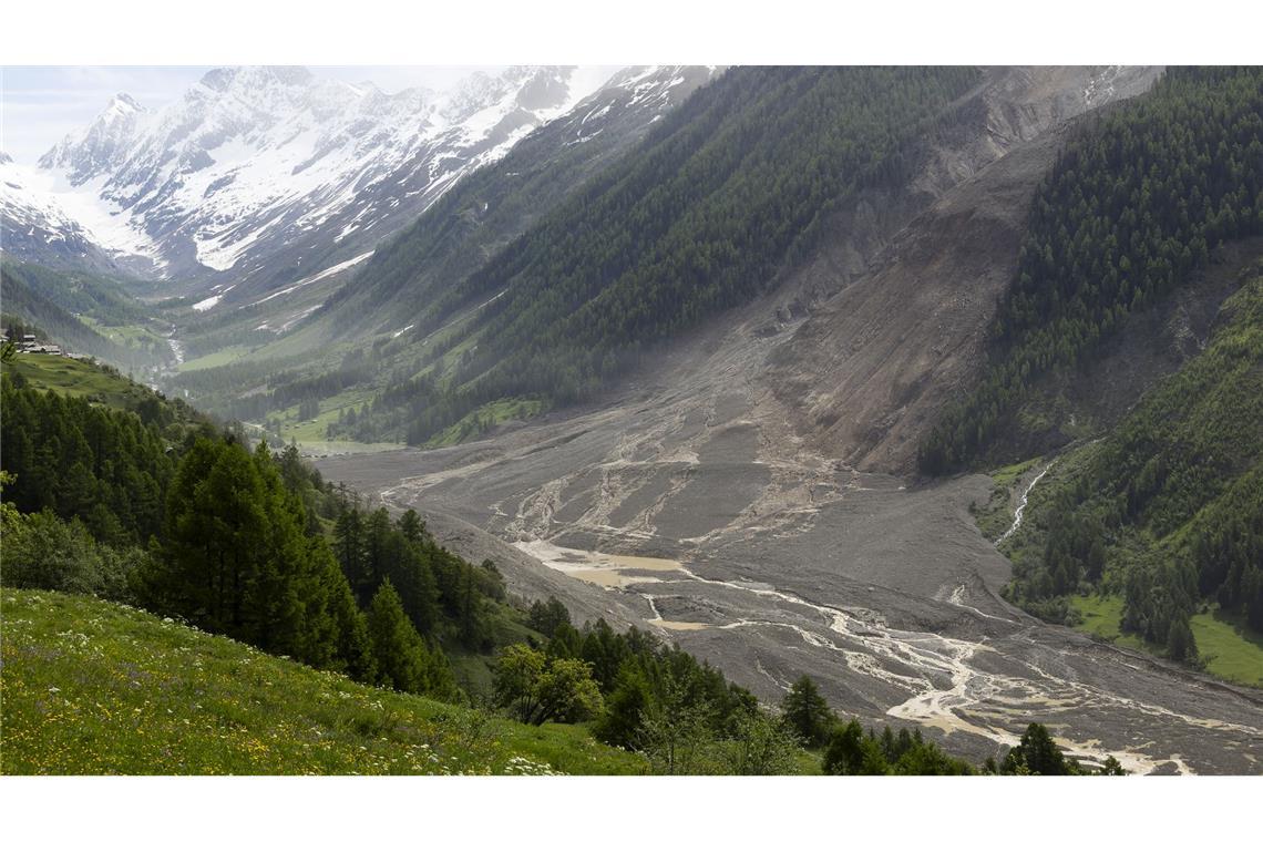 Lötschental: Gefahr in Bergsturzgebiet "sehr hoch" Die Lonza hat sich mehrere Wege über den Schuttkegel gesucht.