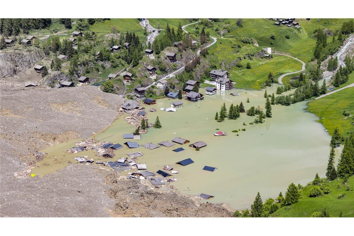 Die Lonza kann nicht abfießen, der Stausee dürfte bald überlaufen.