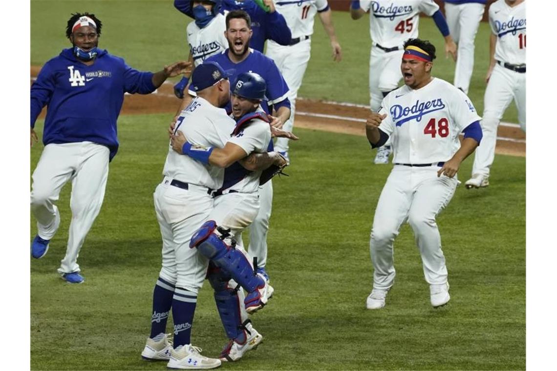Die Los Angeles Dodgers feiern ihren Sieg gegen die Tampa Bay Rays. Foto: Tony Gutierrez/AP/dpa