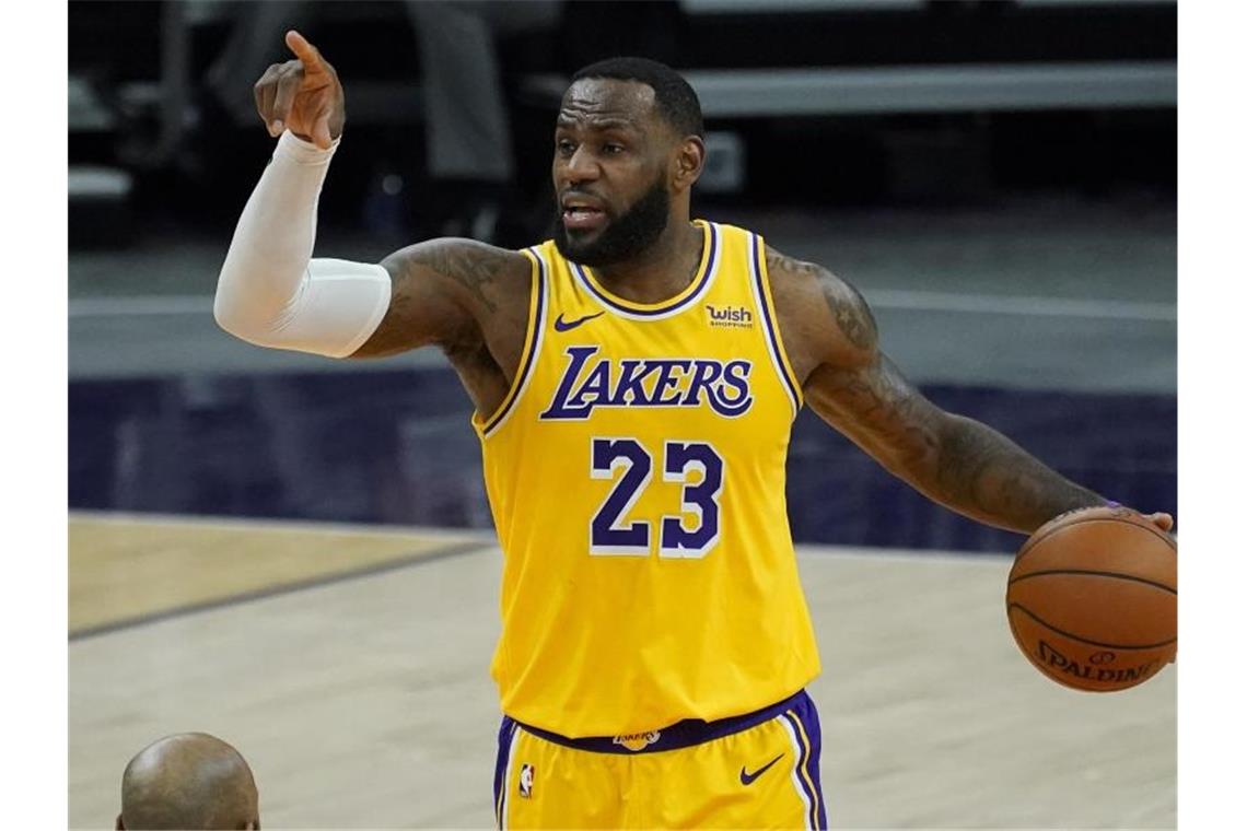 Die Los Angeles Lakers um Superstar LeBron James starten 71 Tage nach dem Titelgewinn gegen die Los Angeles Clippers in die neue Saison. Foto: Matt York/AP/dpa