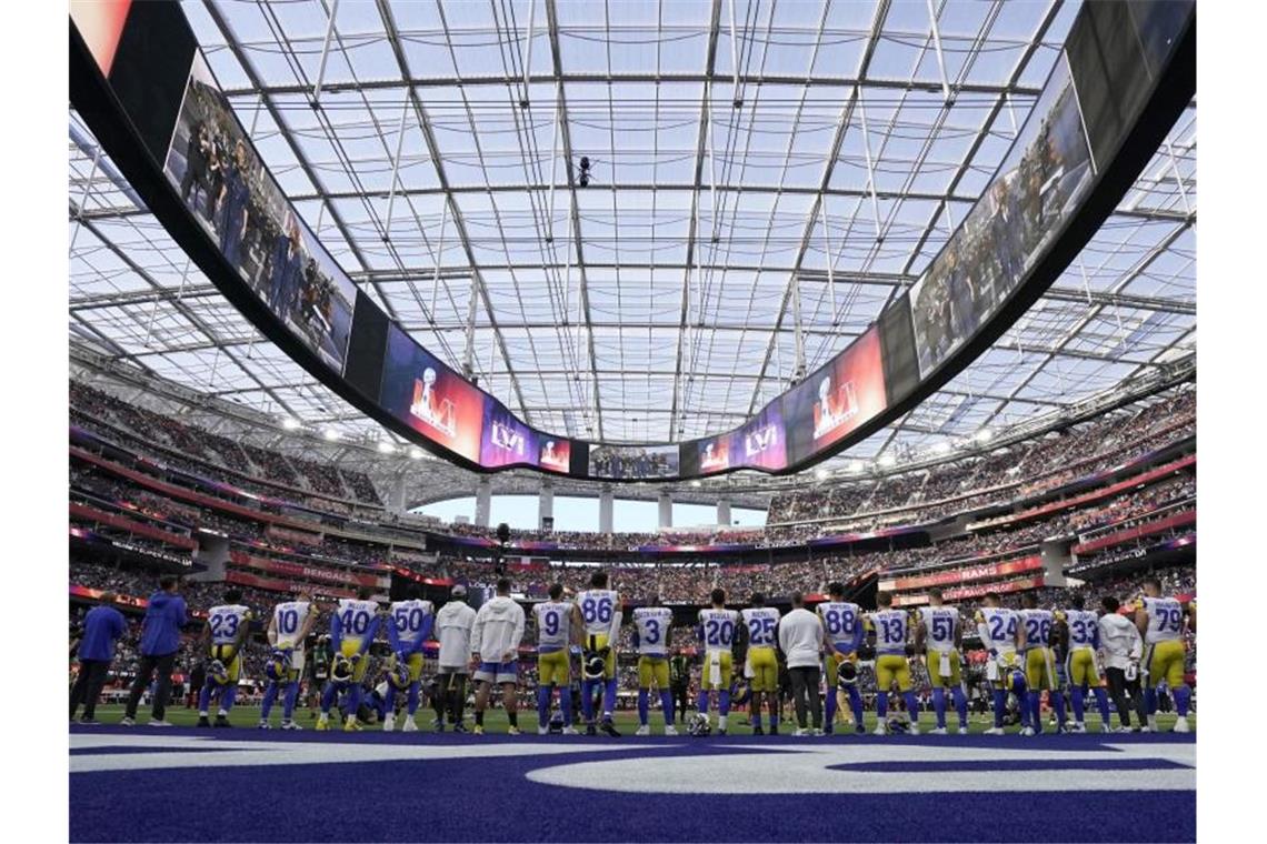 Happy End wie in Hollywood: Rams gewinnen Super Bowl Die Los Angeles Rams vor dem Beginn des Super Bowls. Foto: Mark J. Terrill/AP/dpa