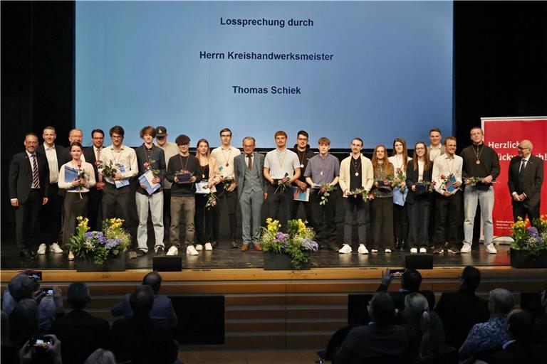 Die Lossprechungsfeier hat in der Barbara-Künkelin-Halle in Schorndorf stattgefunden. Foto: Benjamin Büttner