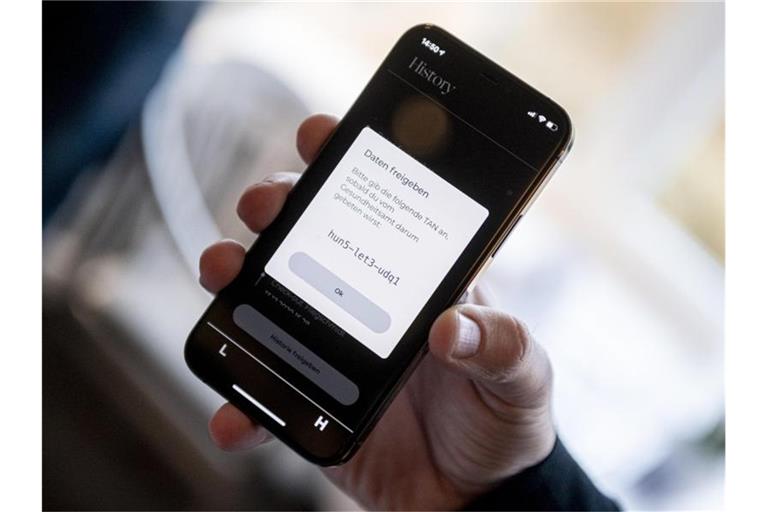 Die Luca-App läuft auf einem Smartphone. Foto: Axel Heimken/dpa/Archivbild