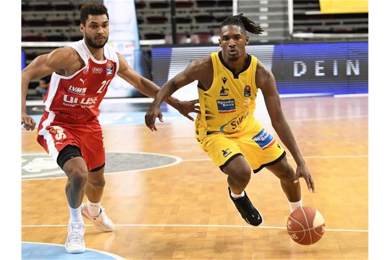 Die Ludwigsburger um Jaleen Smith (r) setzten sich gegen Bamberg durch. Foto: Thomas Kienzle/dpa