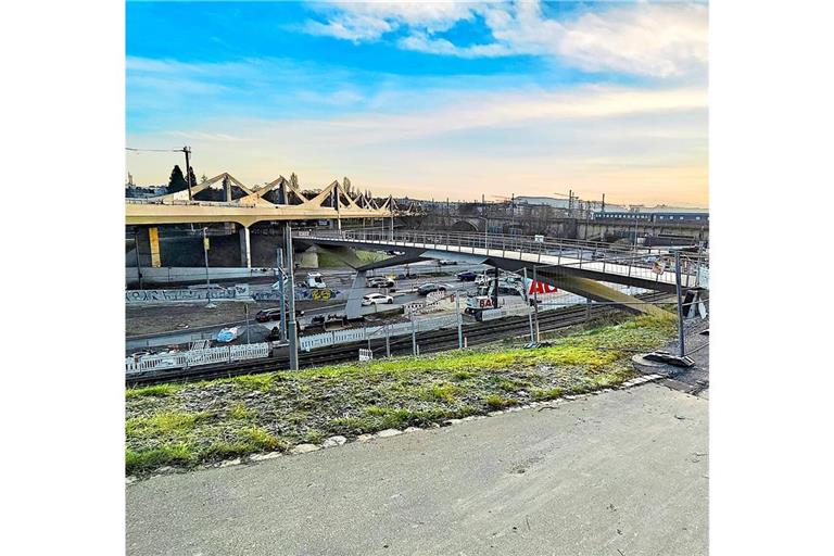 Die Lücke zwischen der Brücke und dem Weg im Rosensteinpark ist bereits geschlossen worden.