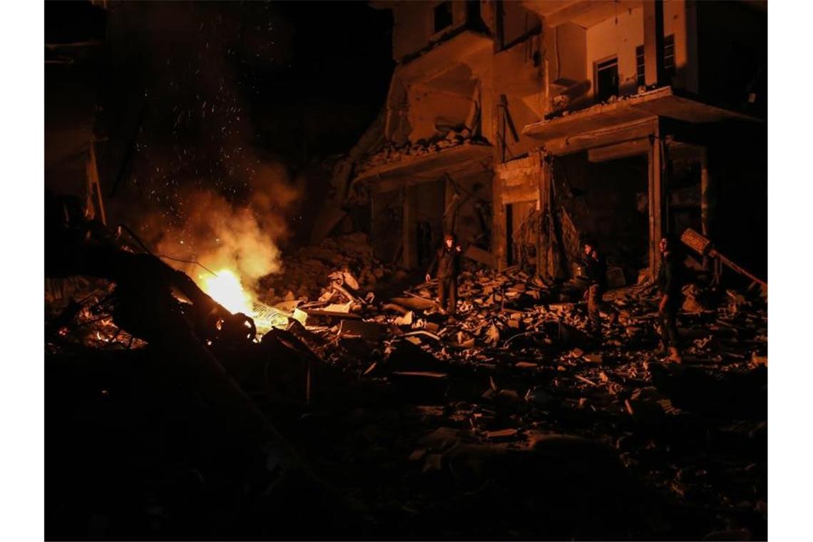 Luftangriffe auf syrisches Rebellengebiet: Klinik getroffen Die Luftangriffe haben mehrere Gebäude zerstört. Foto: Anas Alkharboutli/dpa