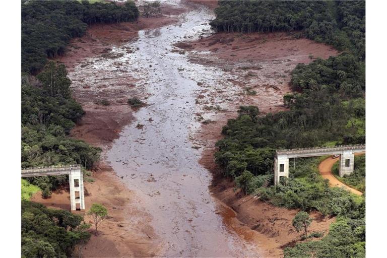 Die Luftaufnahme aus dem Januar 2019 zeigt eine zerstörte Brücke nach dem Dammbruch an der Eisenerzmine Corrego do Feijao. Die Schlammlawine begrub Menschen, Häuser und Tiere unter sich. Foto: Andre Penner/AP/dpa