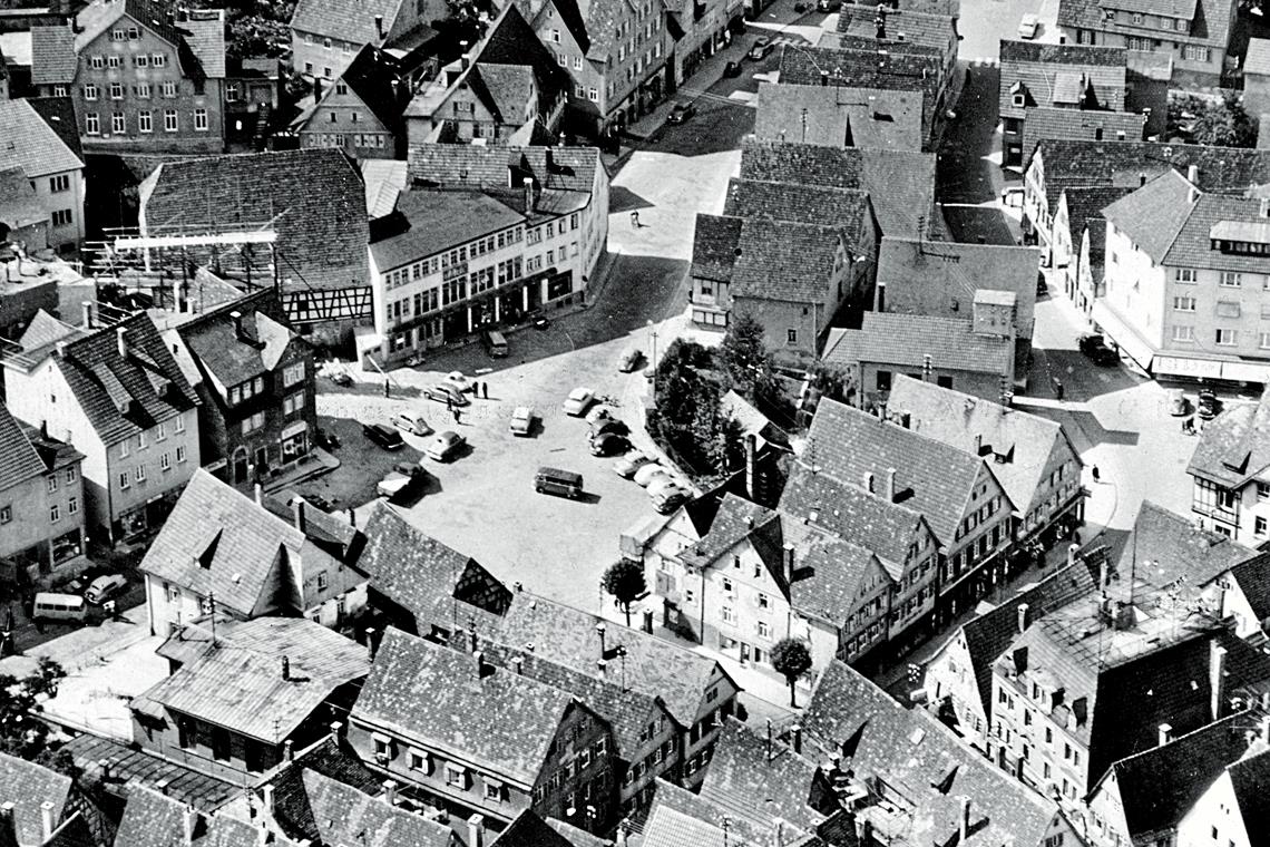 Die Luftaufnahme des Obstmarkts in den 1950er-Jahren zeigt im Zentrum das große Haushaltsbedarf- und Eisenwarengeschäft Haug.