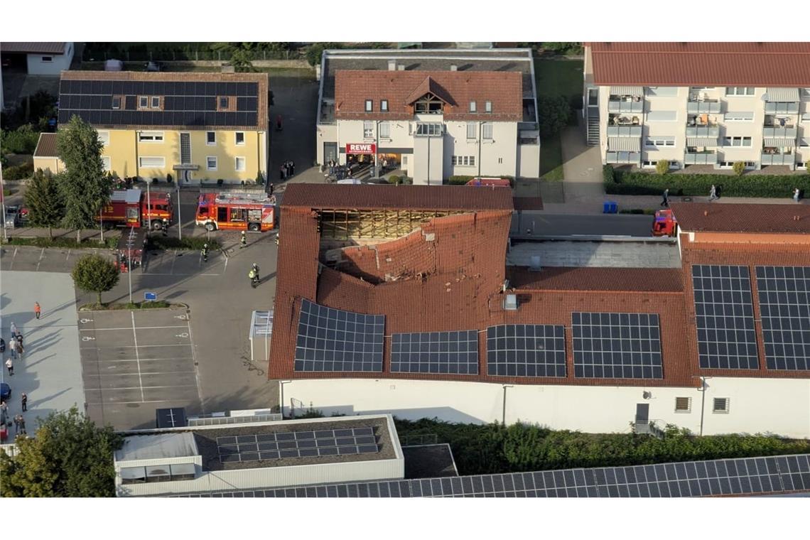 Polizei: Drei Verletzte bei Teil-Einsturz von Supermarktdach Die Luftaufnahme einer Drohne der Feuerwehr zeigt das teilweise eingestürzte Dach eines Supermarktes.