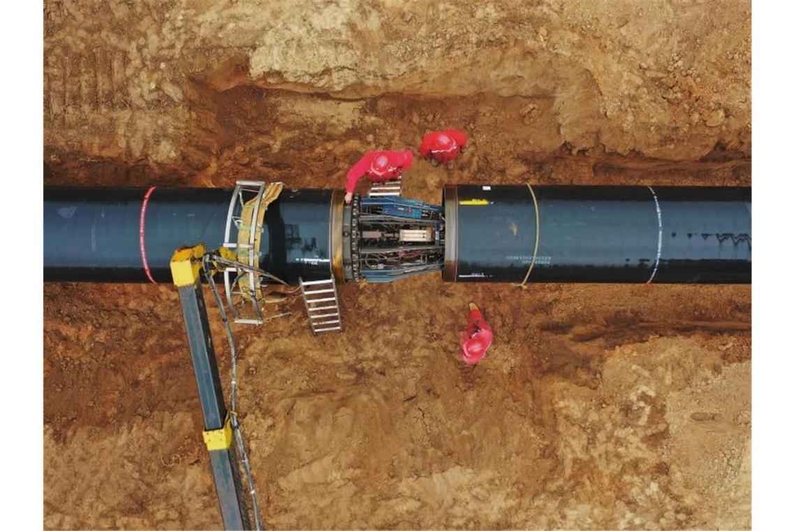 Ukraine-Krieg zwingt China zu heiklem Balanceakt Die Luftaufnahme zeigt Arbeiter auf der Baustelle des Changling-Yongqing-Abschnitts einer China-Russland-Erdgaspipeline. Foto: Yang Shiyao/XinHua/dpa