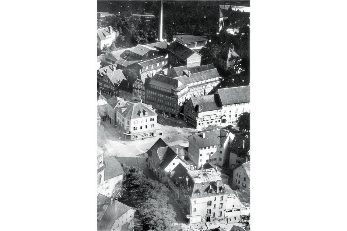 Die Luftaufnahme zeigt das Ausmaß des Fabrikgeländes Sorg Ende der 1950er-Jahre. Gegenüber das erste Backnanger Kaufhaus Max Mayer.