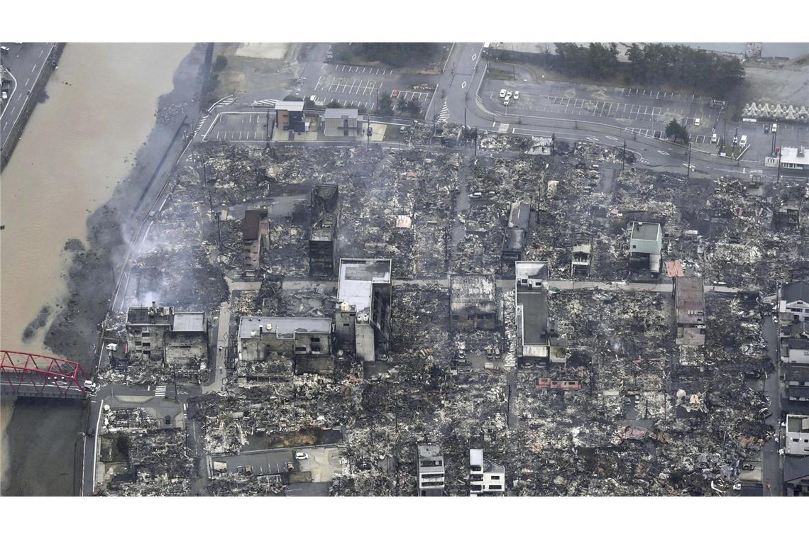 Die Luftaufnahme zeigt die Folgen schwerer Brände in Wajima – auch eine Folge der Beben.
