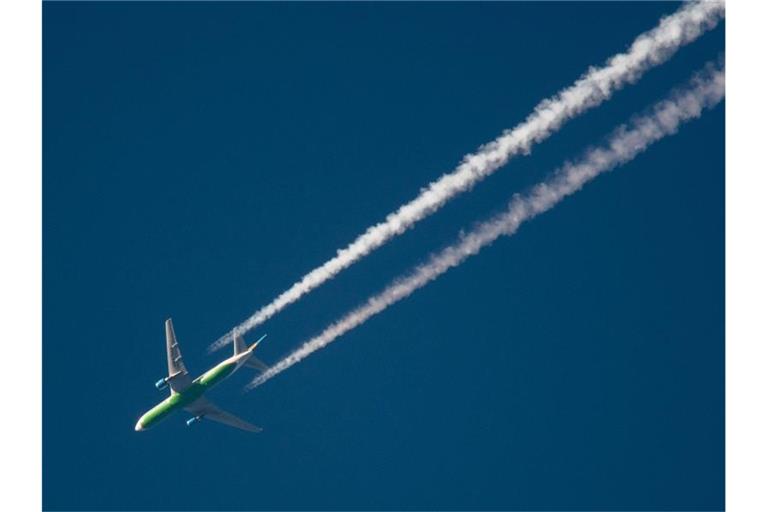Die Luftfahrtindustrie blickt wieder etwas optimistischer in die Zukunft. Foto: Julian Stratenschulte/dpa