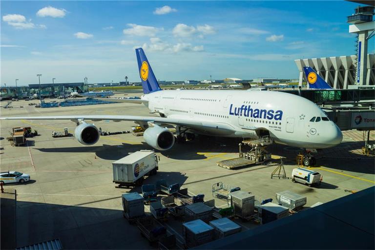 Die Lufthansa-Aktie fällt am Montag um sieben Prozent. Die Eskalation im Nahen Osten und steigende Kerosinkosten belasten die Fluggesellschaft.