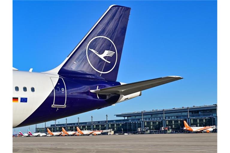 Die Lufthansa fliegt nun zwar zum neuen Berliner Flughafen - aber die wirtschaftliche Lage ist weiter ernst. Foto: Patrick Pleul/dpa-Zentralbild/dpa