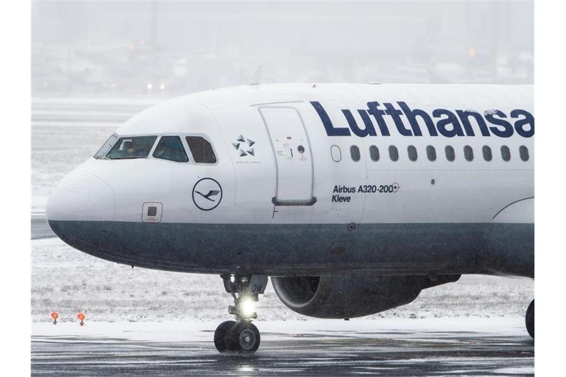 Zu viele Piloten krank: Lufthansa streicht Flüge Die Lufthansa hat über das Weihnachtsfest mehrere Interkontinentalflüge gestrichen, weil sich zu viele Piloten krank gemeldet haben. Foto: Silas Stein/dpa