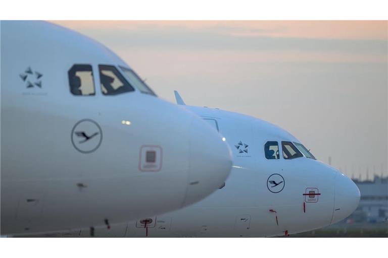 Die Lufthansa in Frankfurt bestätigt, dass ein Flugbegleiter während eines Zwischenstopps in Bengaluru (ehemals Bangalore) bei einem Unfall am Freitag ums Leben gekommen sei (Symbolbild Lufthansa).