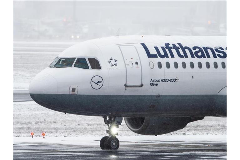 Die Lufthansa stellt zunächst für sieben Tage alle Flüge nach oder über Russland ein. Foto: Silas Stein/dpa