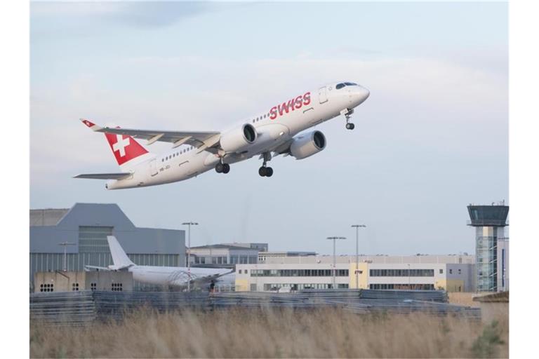 Die Lufthansa-Tochter Swiss hat eine Impfflicht für Besatzungen eingeführt. Foto: Sebastian Kahnert/dpa