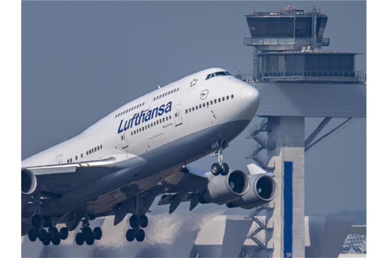 Die Lufthansa will die milliardenschwere Staatshilfe zurückzahlen. Der Zeitpunkt ist allerdings noch nicht geklärt. Foto: Boris Roessler/dpa