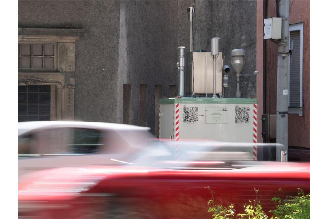 Streit um Fahrverbote beschäftigt Bundesrichter in Leipzig Die Luftmessstation Reutlingen Lederstraße. Foto: Marijan Murat/dpa/Archivbild