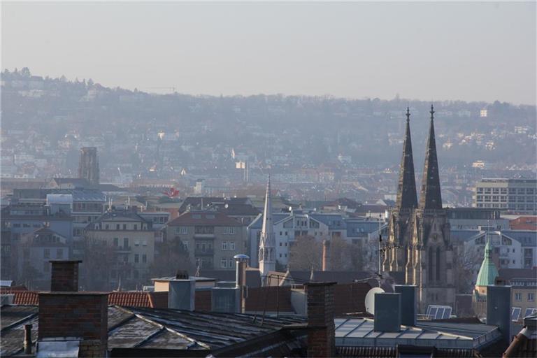 Die Luftqualität in Deutschland ist gerade vielerorts stark belastet. Erfahren Sie, warum die Feinstaubwerte so hoch sind und welche Auswirkungen das auf die Gesundheit hat.