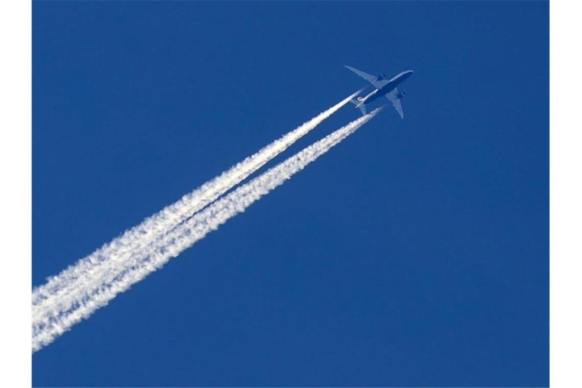 Die Luftverkehrsbranche diskutiert, wie man aus der Klimakrise herauskommen könnte. Foto: Karl-Josef Hildenbrand/dpa