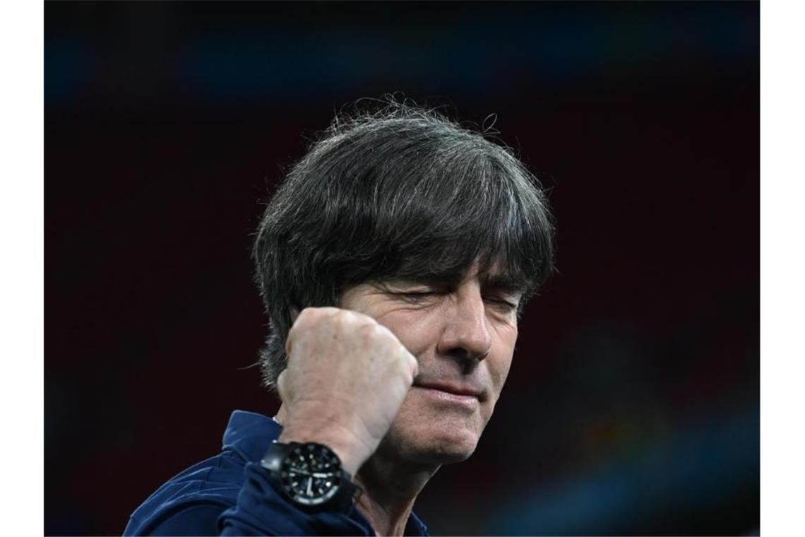 Die Lust an der EM und die Vorfreude auf den Klassiker gegen England sind zurück: Joachim Löw ballt beim Interview die Faust. Foto: Federico Gambarini/dpa