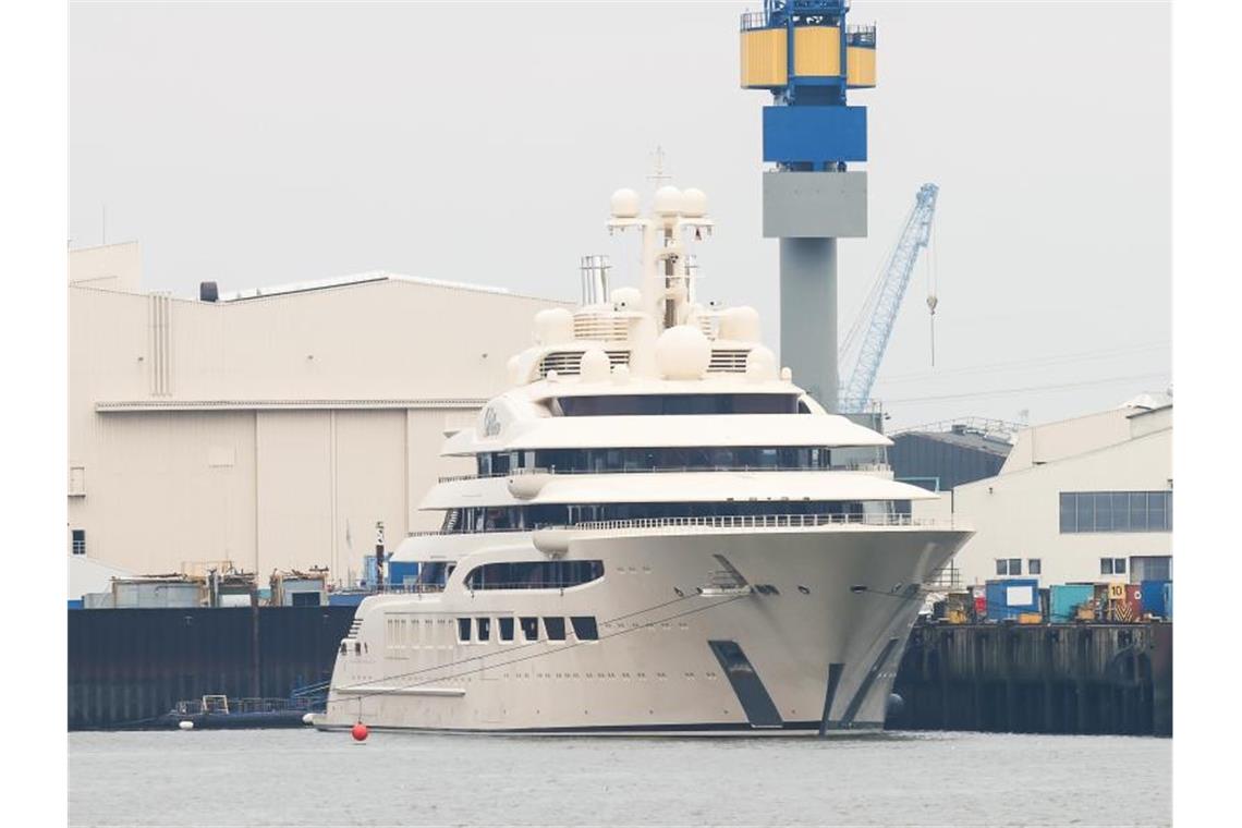 Die Luxusyacht Dilbar hat an der Kaimauer der Werft Blohm+Voss festgemacht. Foto: Christian Charisius/dpa