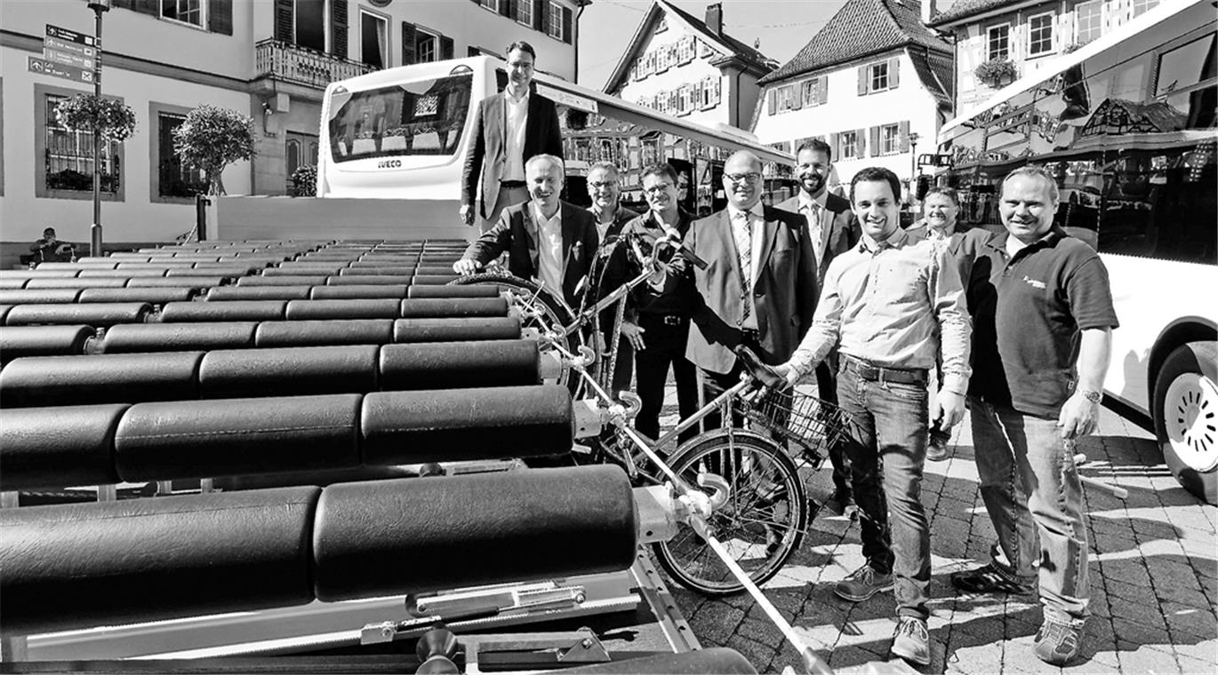 Ab 1. August: Bessere Busverbindungen Die Macher des „Busverkehrerfolgs“ (von links): Landrat Richard Sigel, VVS-Geschäftsführer Horst Stammler, die Bürgermeister Reinhold Sczuka (Althütte), Christoph Jäger (Großerlach) und Armin Mößner (Murrhardt), Peter Zaar, Verkehrsdezernent im Landratsamt Rems-Murr, Michael Heinrich, Hauptamtsleiter Sulzbach an der Murr (hinten) sowie Eisemann-Geschäftsführer Daniel Fezer mit Verkehrsleiter Uwe Dost. Foto: J. Fiedler