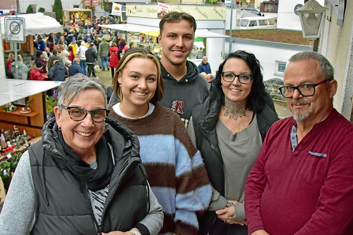 Die Macher des Juxer Weihnachtsmarkts (von links): Ute Volz, Lena, Marvin und Aline Brellochs und Franz Volz. Fotos: Tobias Sellmaier