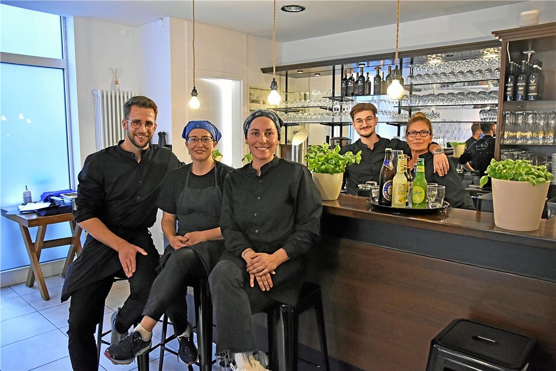 Sushikreationen und portugiesische Tapas in Backnang und Murrhardt Die Macher von „Cristina’s“ (von links): Ricardo Dias, Christina Martins, Selina Aladar, Stefan Prodanic, Ivonne Aladar. Foto: Tobias Sellmaier