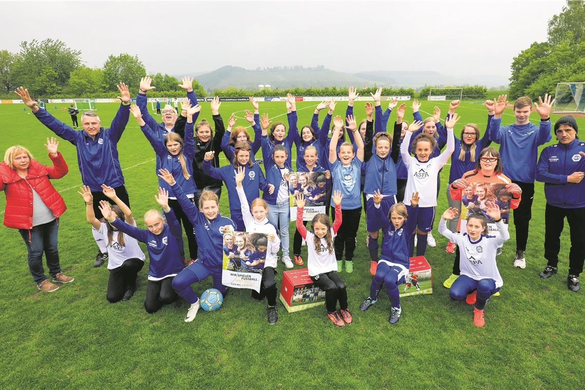 Aufwind im Frauen- und Mädchenfußball Die Mädchen und Verantwortlichen der Spvgg Kleinaspach/Allmersbach freuen sich über das Willkommenspaket, das die Bezirksvertreterin Cornelia Drixler (links) übergeben hat. Foto: A. Becher