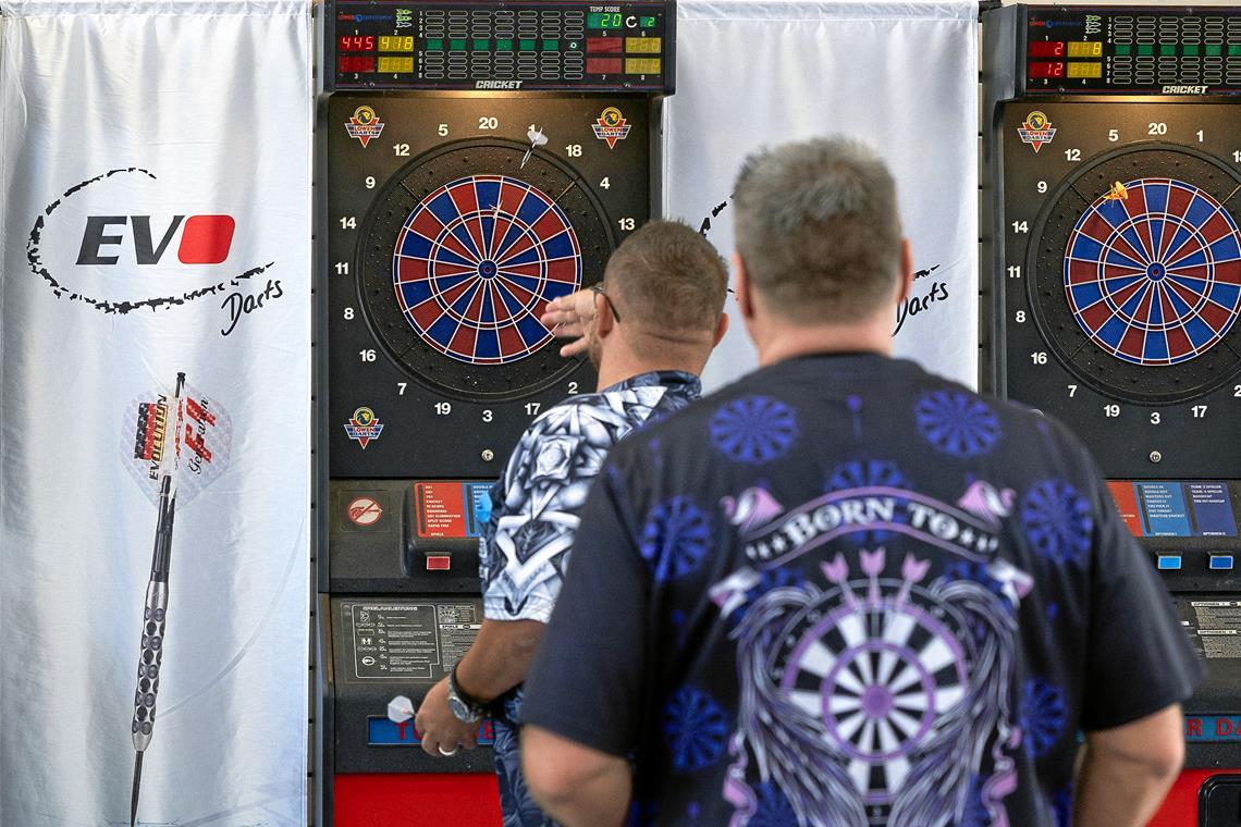 Die Männer sind im Dart immer noch in der Mehrzahl, doch es gibt auch genug Frauen, die Spaß an dem Sport finden. Foto: Alexander Becher
