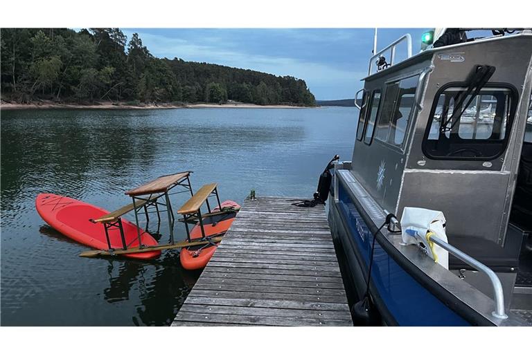 Die Männer waren mit einem selbstgebauten „Schiff“ unterwegs.