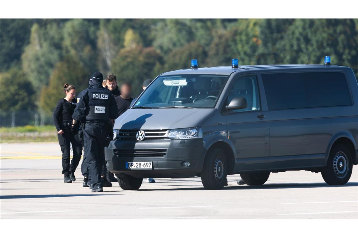Die Männer wurden zur Haftvorführung nach Karlsruhe gebracht.