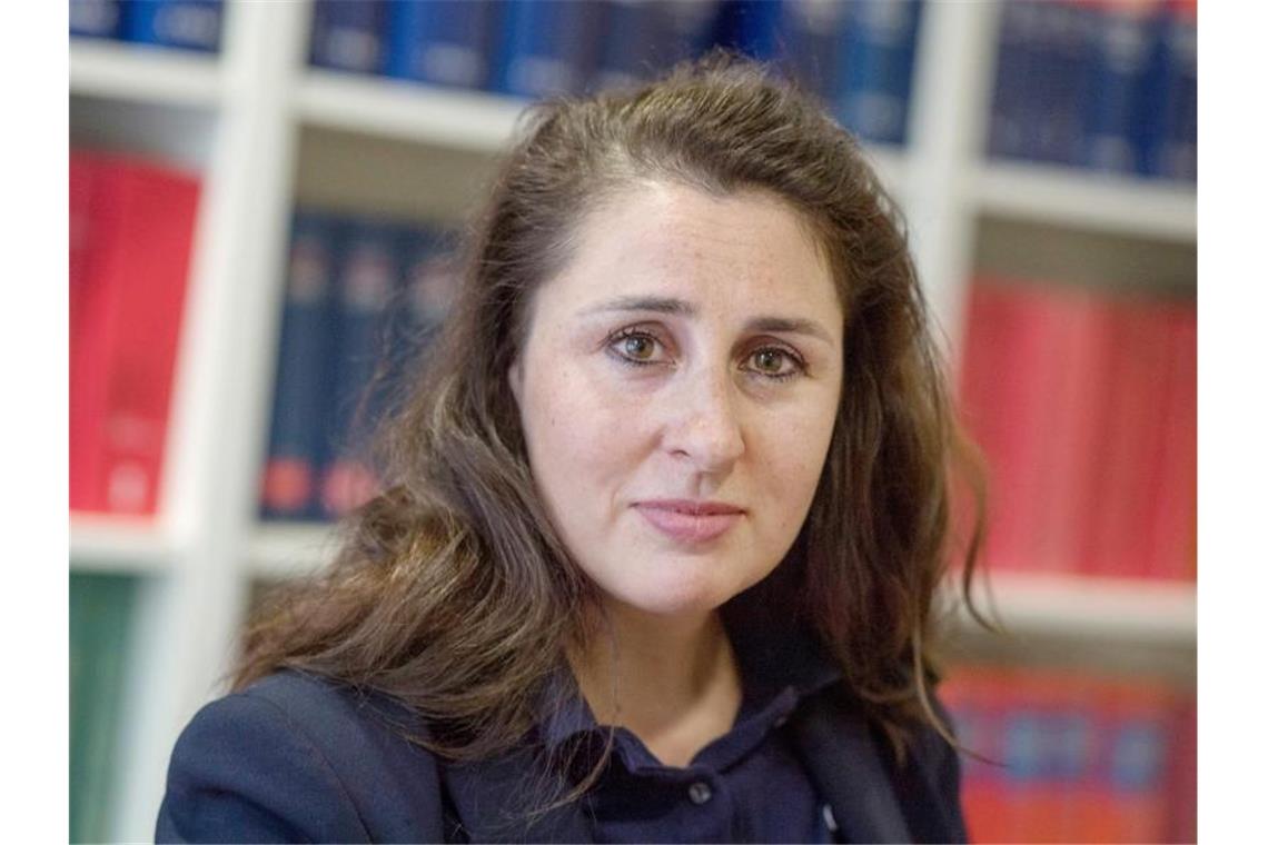 Rechtsextreme Drohmails: Ehepaar vorübergehend festgenommen Die Mails an die Rechtsanwältin Seda Basay-Yildiz waren schon 2018 bekannt geworden. Foto: Boris Roessler/dpa