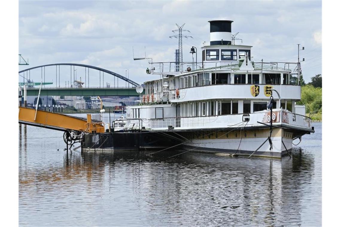 Die „Mainz“, ein Raddampfer aus dem Jahr 1929, liegt in Mannheim auf dem Neckar an einem Ufersteg. Foto: Uwe Anspach/dpa/Archivbild