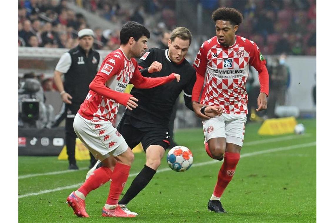 Remis in Mainz: Köln vermasselt dem FSV einen Europacupplatz Die Mainzer Aaron Martin (l.) und Jean-Paul Boetius versuchen Kölns Benno Schmitz vom Ball zu trennen. Foto: Torsten Silz/dpa