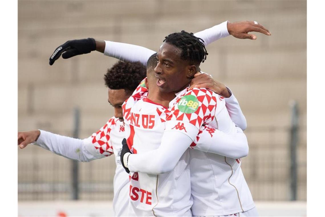 Mateta-Hattrick: Erster Saison-Sieg für Mainz in Freiburg Die Mainzer Jerry St. Juste (l) und Jean-Philippe Mateta umarmen sich nach dessen Tor zum 0:3. Foto: Sebastian Gollnow/dpa