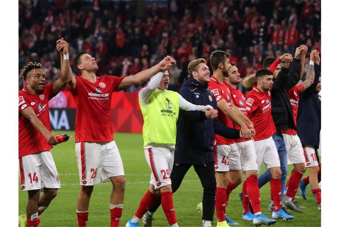 Die Mainzer Spieler lassen sich nach dem 3:1-Sieg gegen den 1. FC Köln von ihren Fans feiern. Foto: Thomas Frey/dpa