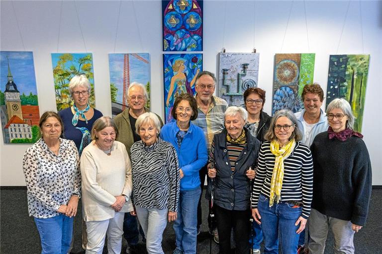 Die Malgruppe Eigenart (von links): Vera Heyer, Barbara Krug, Brigitte Brändle, Ulrich Klenk, Ingrid Thomas, Ursula Wolke, Werner Wolke, Ingrid Dürr, Birgit Sterzel, Fachbereichsleitung Kerstin Hopfensitz, Susanne Walter und Kursleiterin Dorothea Schwertzel-Thoma. Bei dem Fototermin verhindert war Gruppenmitglied Margitta Wildermuth. Foto: Alexander Becher