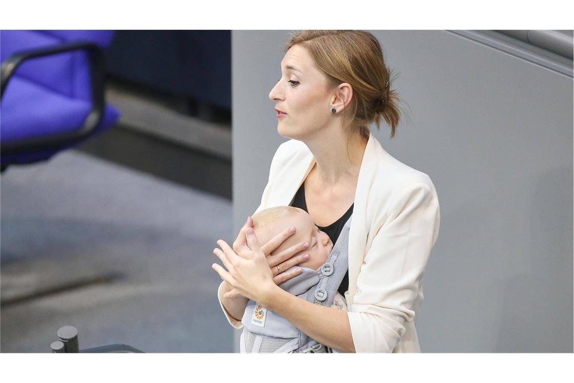 Die Mama spricht, das Baby schläft – die Bundestagsabgeordnete Hanna Steinmüller bei einer Rede im Bundestag.