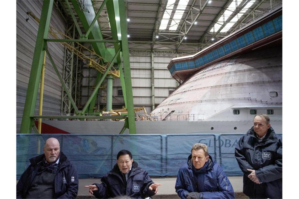 Hilfszahlungen: MV Werften appellieren an Bundespolitik Die Manager von Genting sprechen auf der MV Werft in Wismar mit der Presse. Foto: Frank Hormann/dpa-Zentralbild/dpa