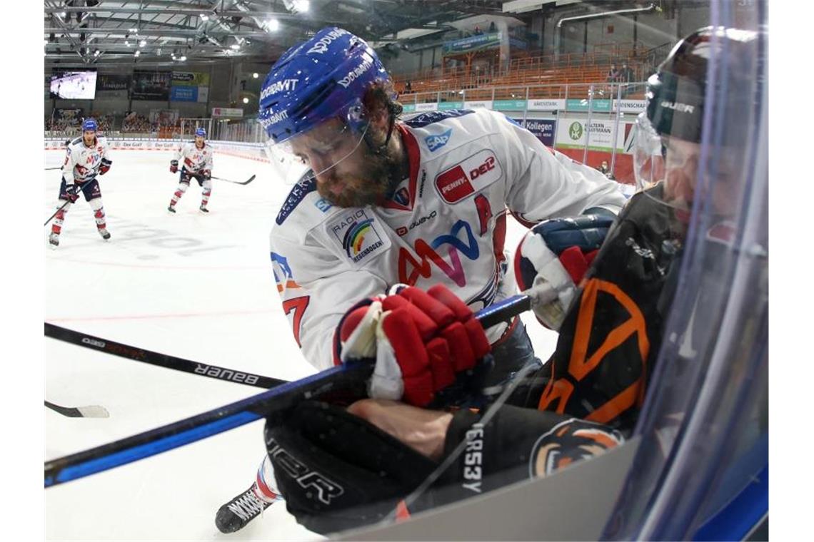 Adler Mannheim verpassen erste Finalchance in der DEL Die Mannheimer Thomas Larkin (l) spielt gegen den Wolfsburger Garrett Festerling. Foto: Ronny Hartmann/dpa
